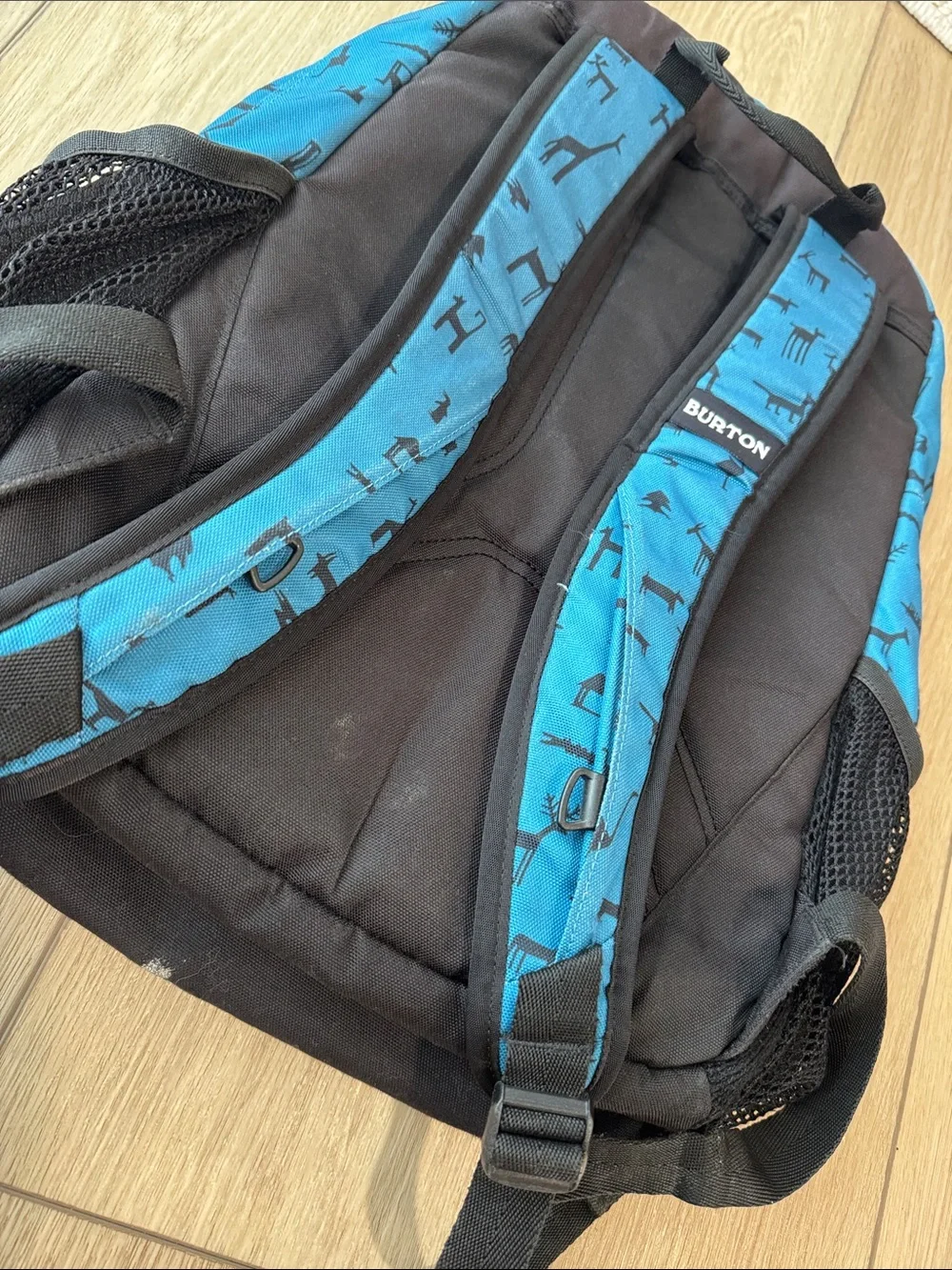 Burton Batoh Treble Yell Wall Paper Print Backpack Distressed All Over Print